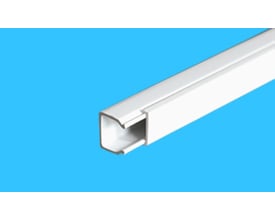 E-Line minikanal 25x15 mm i hvid PVC, set fra enden, med låg og spor til nem kabelorganisering på en blå baggrund.