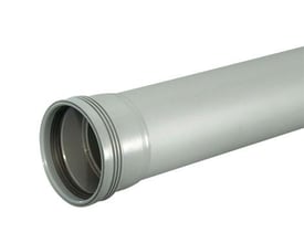 Detaljeret billede af Wavin Ø50 mm afløbsrør i grå polypropylen, der viser muffen med tætningsring for 3000 mm længde.