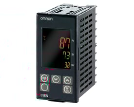 Omron E5EN-HAA3BFMD-500 temperaturregulator med digitalt display, der viser temperaturværdier. Regulatoren er sort med knapper og mærket 'E5EN' i bunden.