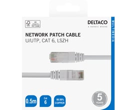 Emballagen til Deltaco Cat6-netværkskabel på 0,5 meter viser det hvide kabel med gennemsigtige stik.