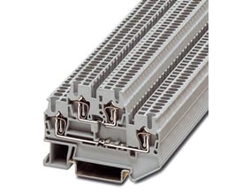 Tæt på Phoenix Contact STTB 1,5 etagefjederkraftklemme monteret på bæreskinne, fremhæver de parallelle fjedertilslutninger og modulære opbygning.