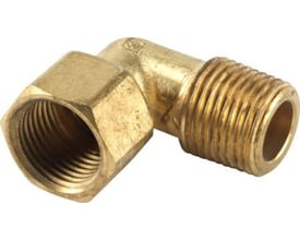 Messing vinkel 1/2" med 92 graders bøjning, med muffe og nippel-gevind på hvid baggrund.