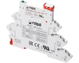 Relpols 6 mm interface-relæ med sokkel, 1 C/O, 6 A og 24 VDC, set skråt med fjederklemmer og røde clips.