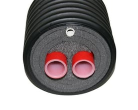 Præ-isoleret fjernvarme dobbelt PEX rør med 28x4,0 mm medierør, isolering og 125 mm sort kapperør.