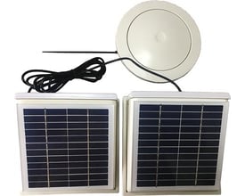 Solcelleventilator Sunmex Double med to solcellepaneler og en rund hvid ventilatorhoved med en Ø100 mm vægventil.