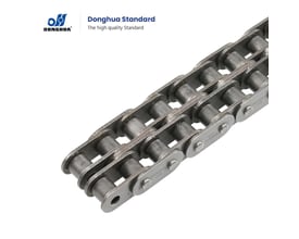 Donghua C16B-2 transportørkæde i metal med ruller og lige sideplader, vist diagonalt; 1" Duplex-kæde.