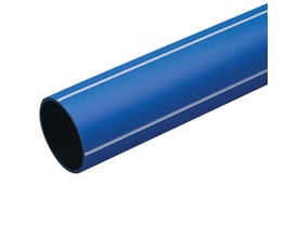 Detalje af Wavin SafeTech PE100RC kapperør, 75 mm diameter, med en hvid stribe langs den blå overflade på hvid baggrund.