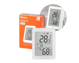 Hvid Sonoff AirGuard TH temperatur- og fugtmåler med 3,6-tommers skærm foran den orange emballage.