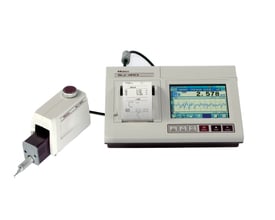 Mitutoyo SJ-411 ruhedsmåler med touchskærm, integreret printer og et separat målehoved på hvid baggrund.