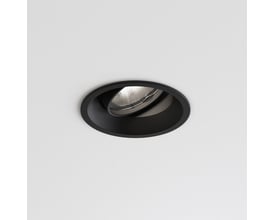 Sort, rund og kipbar Astro Lighting 5792 Minima downlight monteret i et hvidt loft.