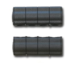 Pettinaroli isoleringskapper til gulvvarme, et sæt til fremløb og et til returløb, begge til 4 kredse. Kapperne er sorte og lavet af polyethylen.