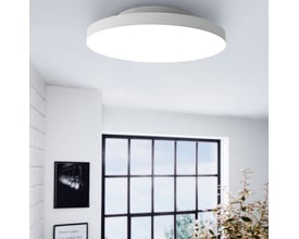 EGLO Turcona-Z hvid smart plafond med Ø450 mm diameter monteret i et lyst rum med et stort vindue i baggrunden.