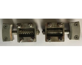 To NID fjederlåsesæt til 315/425 mm karm, vist med synlig fjeder og låsemekanisme i metal.