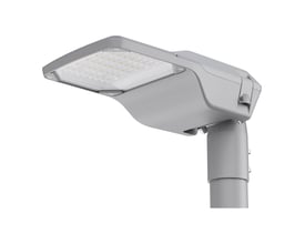 Ledvance Streetlight Compact M LED-gadearmatur med 90 W, 13.950 lm og 4000 K, monteret på lodret mast.