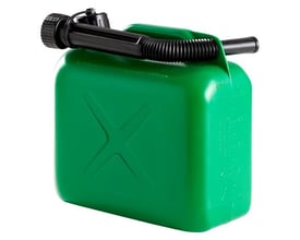 Grøn 5 liters benzindunk i plast med sort låg og fleksibel udløbstud, klar til brug.