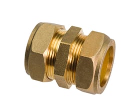 Detaljeret billede af Conex messing komp. lige kobling, 28 x 22 mm, viser klemring og gevind på hvid baggrund.