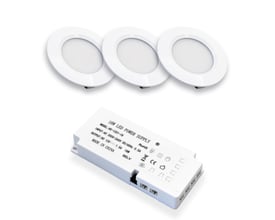 LEDlife Reco68 møbelspot i mat hvid med ekstra varmt lys vises sammen med tre runde spots og strømforsyningen.