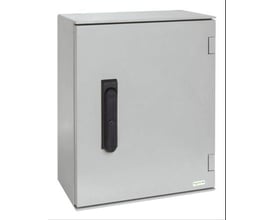 Schneider Electric vægskab 7035 poly i RAL7035 med dimensionerne 747x536x300 mm og en sort håndtagslås foran.