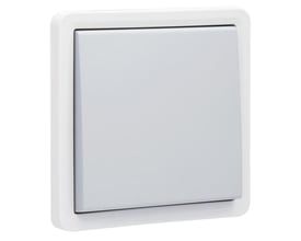 Niko Hydro krydsningsafbryder i grå med IP55-klassificering og 10A/250Vac, monteret på en hvid ramme.