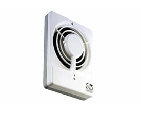 Vortice Record M 10/4 ventilator med timer i hvid plast, vist på en hvid baggrund.