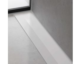 Hansgrohe 800 mm afløbsrende monteret i et moderne badeværelse, vist med mat hvid overflade og grå vægfliser.