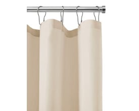 Fjederstang i aluminium, justerbar fra 75 til 125 cm, vist monteret med et lyst gardin.
