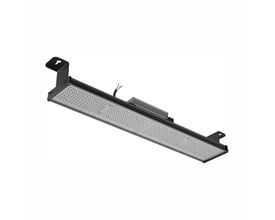 SpectrumLED linear high bay LED-armatur på 150 W set skråt forfra med lysflade, driver og monteringsbeslag.