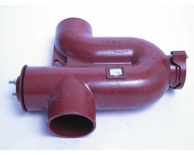 SML vandlås i mørkerød metal med 100mm rørdimension og 88 graders vinkel, inklusive renseprop i enden.