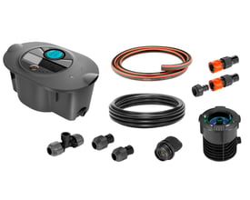 Gardena Aquaprecise vandingssystem startsæt med grå vandingscomputer, slanger, koblinger og sprinklerhoved på hvid baggrund.