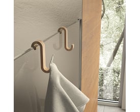 HeFe MERLINO krog i naturfarvet bambus til ophæng af håndklæde, måler 120x50x20mm.