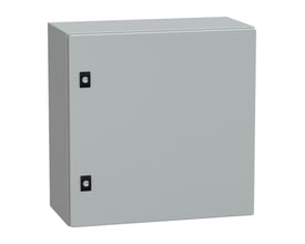 Lukket Schneider Electric CRN metal vægskab, 500x500x250mm, i RAL7035 med to firkantede låsebeslag på fronten.