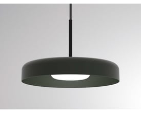 Detaljeret billede af en enkelt grøn Molto Luce Sven PD pendel vist isoleret mod en neutral baggrund.