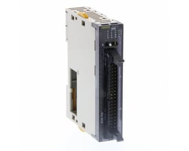 Omron digital output unit med 32 transistor udgange, PNP, 0.5A, 24VDC, og MIL40 konnektor. Indeholder en gul låsearm og detaljerede markeringer for fejl (ERR) og kanaler.