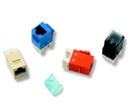 CommScope Modular Jack KAT5E U/UTP SL i flere farver, inklusive beige, blå, rød og sort, samt en gennemsigtig plastikdel.