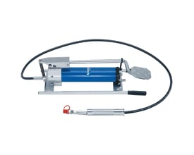 Klauke hydraulisk fodpumpe FHP2 med to-trins-hydraulik og sort slange, stående på hvid baggrund.