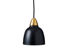 Superliving Urban Mini pendel i mat sort metal med messing top, vist isoleret på hvid baggrund med sort tekstilledning.