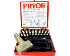 Detaljeret billede af Pryor kombisæt, der viser de 100 præcisionsfremstillede 2,5 mm stålkarakterer, holder og manual i en åben kuffert.