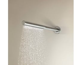 Vola hovedbruser i elegant matsort finish med vandstråler, monteret på en lys væg for et moderne badeværelsesudtryk.