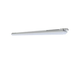LEDVANCE Damp Proof ECO LED-armatur i grå og hvid, vist skråt med lang lysdiffuser og kabeltilslutning; 65 W, 1500 mm.