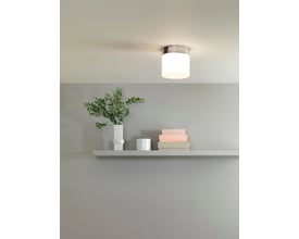 Astro 7024 Sabina 170 loftlampe i blank krom med opal glaskuppel, monteret på et lysegråt loft.