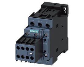 Sirius power kontaktor str. S0 med 2 NO + 2 NC kontakter og 220VDC spole, viser skrueterminaler og aftagelig hjælpekontakt.