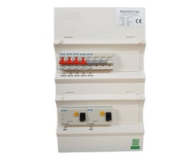 Færdigmonteret hvid gruppetavle UG12 med 2xHPFI 40A, 1x4P 16A og 4x2P automatsikringer fra Eaton.