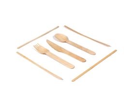 Antalis Nature Line træbestik, 19 cm, med en gaffel, kniv og ske, omgivet af rørepinde, alt fremstillet af 100% naturligt træ.