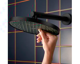 Hansgrohe Activera S hovedbruser i mat sort, vist med en hånd der berører den store 240mm stråleskive.