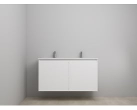 Sanibell Online møbelsæt i hvid højglans med to låger og to krom vandhaner, monteret på en grå væg.