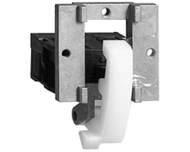 Detaljeret billede af Schneider Electric XACS102 kontaktelement, der viser den hvide kontaktarm og metalmonteringsramme.