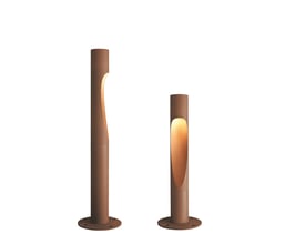 Sammenligning af to Louis Poulsen Flindt Garden Pullertlamper i cortenfarve, en højere og en lavere model på hvid baggrund.