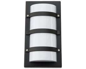 SG Armaturen Trio væg LED armatur i mat sort med hvid opal skærm og tre sorte stropper. Armaturet måler 470 lumen og er IP65/IK10 godkendt.