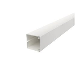 En hvid kabelkanal med dimensionerne 60x60 mm, vist med den åbne side fremad mod en hvid baggrund. Den fremstår i en ensartet, ren finish.