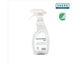 En klar sprayflaske med VAERK Sanitetsrens RTU 500ml, Svanemærket, står på hvid baggrund med produktets logo.